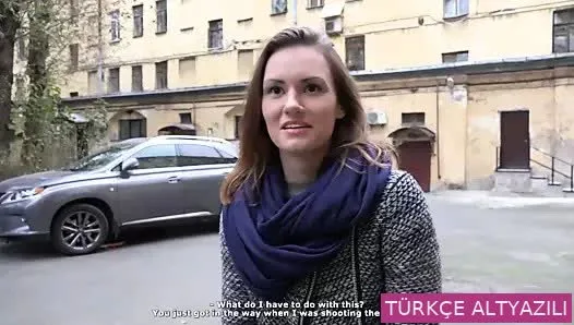 Güzel kız, sözde menajer tarafından kandırılarak harika bir seks yaşadı