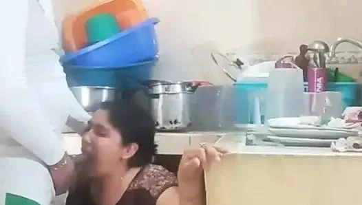 Karım Dikkatini Başka Yere Verirken Ev İşçisiyle Sevişip Oral Seks Yapmak