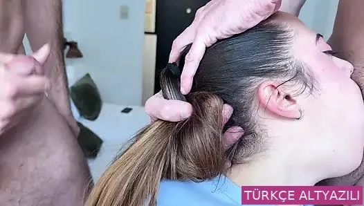 Muhteşem göğüslü İspanyol kız anal seks yapıyor ve o kadar azıyor ki çift penetrasyon istiyor