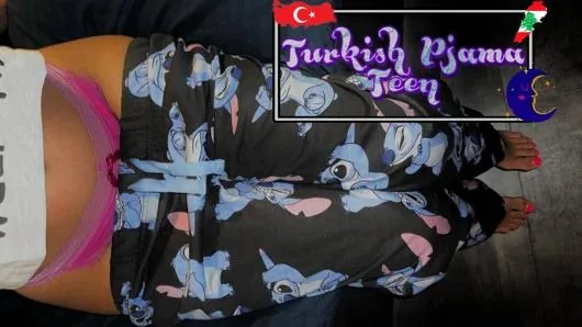 Orient Teen, pijamalarıyla uykulu bir gece geçiriyor
