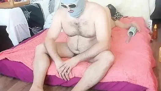 Vücutlarına yağ sürülmüş çekici bir çiftin şehvetli masajı.