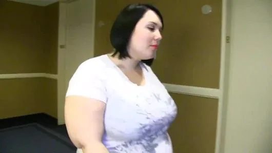 Yerel bir otelde sevişmek üzere, iri göğüslü BBW’yle ateşli bir seks randevusu